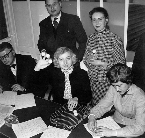 Administration. Debout : M. Julien Lingelser, secrétaire général. A gauche, son successeur, M. Camus. 1954