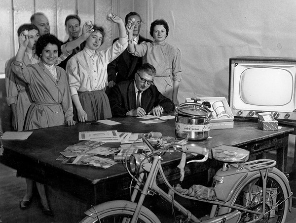 Tirage d'un concours en 1954 ou 1955. Assis : M. Camus, secrétaire général de l'administration. Debout, de gauche à droite, MM. Lingelser et Robert Baguet